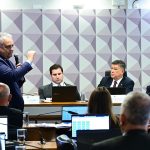 Alfredo Gaspar (standing) during the testimony of the president of INSS, Gilberto Waller (on the right, next to Carlos Viana) - Geraldo Magela/Senate Agency