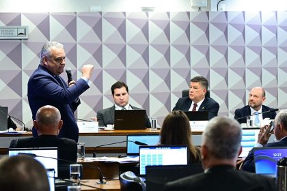 Alfredo Gaspar (standing) during the testimony of the president of INSS, Gilberto Waller (on the right, next to Carlos Viana) - Geraldo Magela/Senate Agency