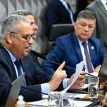 Alfredo Gaspar durante leitura de trecho do parecer, observado por Carlos Viana Marcos Oliveira/Agência Senado