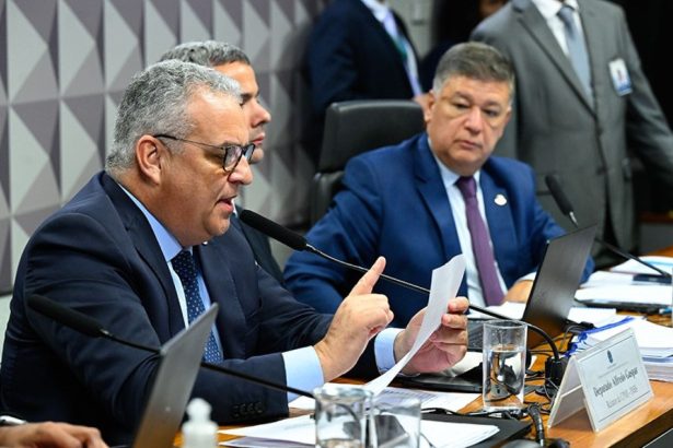 Alfredo Gaspar durante leitura de trecho do parecer, observado por Carlos Viana Marcos Oliveira/Agência Senado
