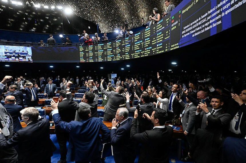 Reaction in the Chamber when the voting results were announced - Carlos Moura/Senate Press Office