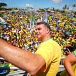 One week before the election, the PL presidential candidate criticizes Lula’s government, promises to expand the use of Sergipe’s oil wealth and uses irony over online betting to reinforce his political contrast with the incumbent president - Photo: Courtesy of the Flávio Bolsonaro Campaign