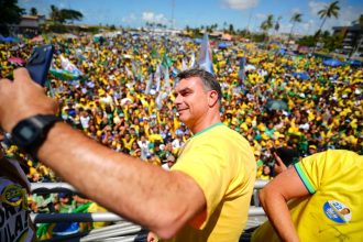 One week before the election, the PL presidential candidate criticizes Lula’s government, promises to expand the use of Sergipe’s oil wealth and uses irony over online betting to reinforce his political contrast with the incumbent president - Photo: Courtesy of the Flávio Bolsonaro Campaign